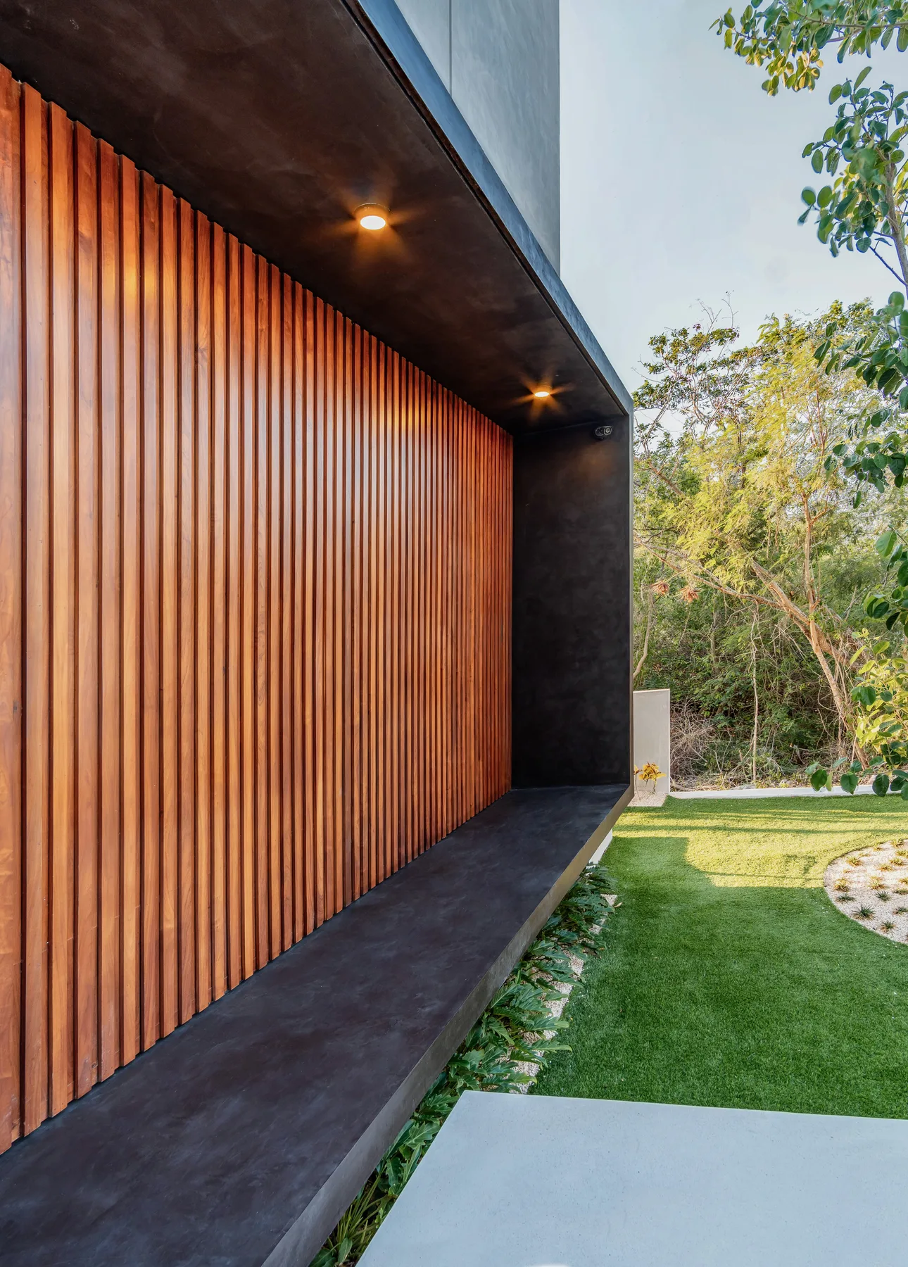 Casa YCC Kanhá RV — bespoke joinery detail 4